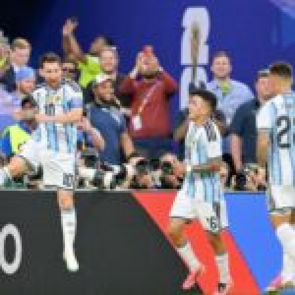 ميسي يقود الأرجنتين للانتصار على الجزائري بثلاثية