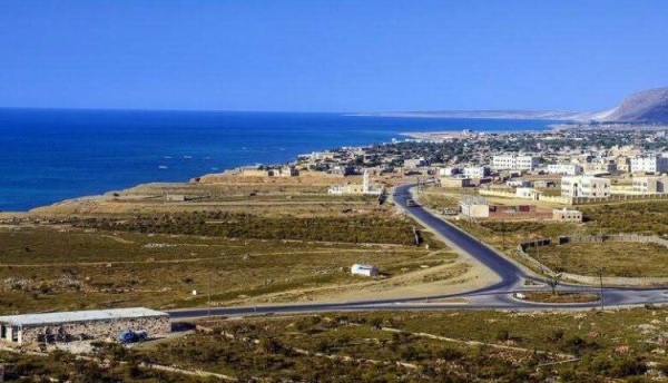 سكان سقطرى يئنون تحت وطأة انقطاع الكهرباء والمياه ولا أثر لملايين البرنامج السعودي