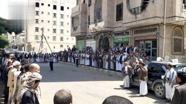 وقفة في صنعاء تأييد ا لدعوة قائد الثورة لإنهاء العدوان والحصار وقفة في صنعاء تأييد ا لدعوة قائد الثورة لإنهاء العدوان والحصار