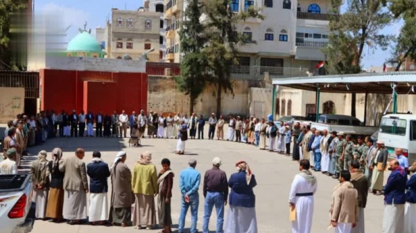 وزارة الإدارة المحلية تنظم وقفة رفضا للعدوان السعودي على مطار صنعاء