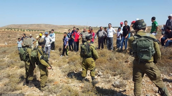 العدو الصهيوني يعتقل 5 فلسطينيين ويحتجز 3 مزارعين في الضفة العدو الصهيوني يعتقل 5 فلسطينيين ويحتجز 3 مزارعين في الضفة
