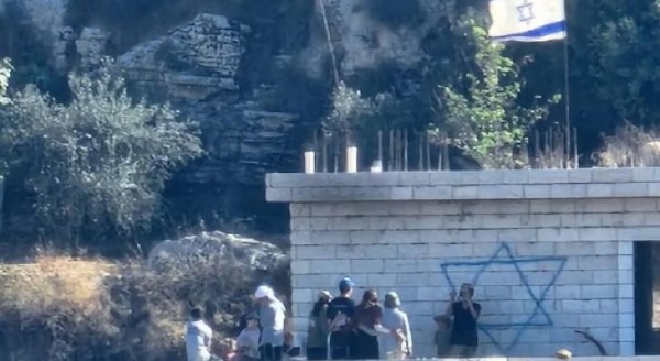 مستوطنون يقتحمون منزلا في بلدة دير عمار غرب رام الله وآخرون يهاجمون قرية برقا شرقا