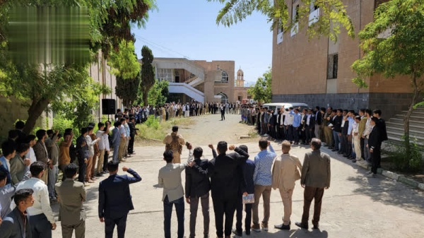 جامعة حجة تنظم وقفة تنديدا بالعدوان السعودي على مطار صنعاء جامعة حجة تنظم وقفة تنديدا بالعدوان السعودي على مطار صنعاء