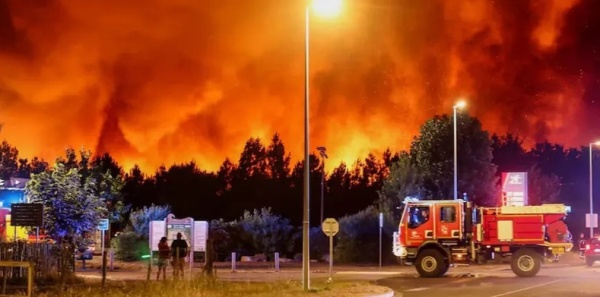 إجلاء أكثر من 141 ألف شخص مع استمرار حرائق الغابات قرب بوردو الفرنسية إجلاء أكثر من 141 ألف شخص مع استمرار حرائق الغابات قرب بوردو الفرنسية