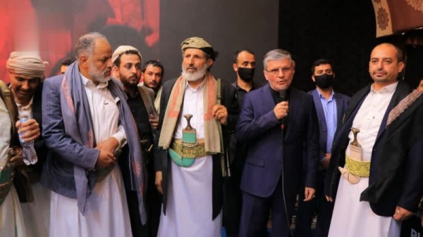 مسؤولون وقيادات يقد مون واجب العزاء في استشهاد قائد الثورة الإسلامية بالسفارة الإيرانية في صنعاء مسؤولون وقيادات يقد مون واجب العزاء في استشهاد قائد الثورة الإسلامية بالسفارة الإيرانية في صنعاء