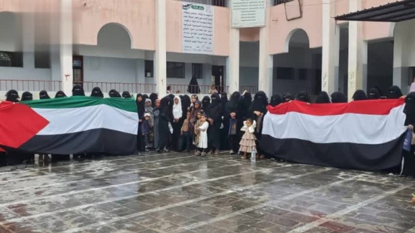 وقفة احتجاجية نسائية في حجة تنديد ا بالعدوان السعودي على مطار صنعاء وقفة احتجاجية نسائية في حجة تنديد ا بالعدوان السعودي على مطار صنعاء