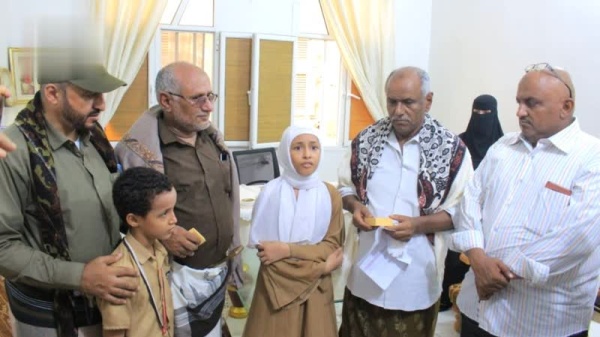 تكريم حافظة لكتاب الله من أبناء الشهداء في الحديدة تكريم حافظة لكتاب الله من أبناء الشهداء في الحديدة