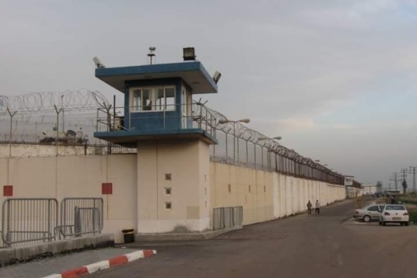 العدو الصهيوني يفرج عن 3 أسرى فلسطينيين في الضفة الغربية