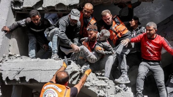 الدفاع المدني انتشار جثامين ورفات 8 شهداء من تحت أنقاض منزل جنوبي غزة الدفاع المدني انتشار جثامين ورفات 8 شهداء من تحت أنقاض منزل جنوبي غزة