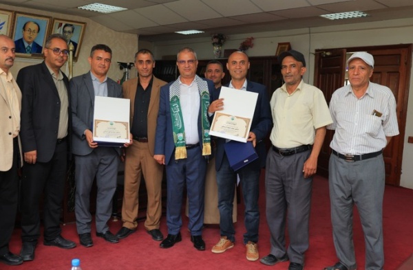 رئيس جامعة إب يكر م باحثين بدرع التميز البحثي والأكاديمي
