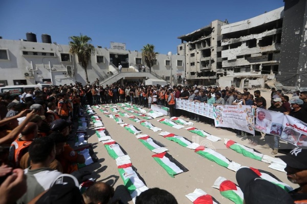 الفلسطينيون يشيعون رفات 50 شهيدا انتشلوا من تحت الركام في غزة الفلسطينيون يشيعون رفات 50 شهيدا انتشلوا من تحت الركام في غزة