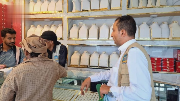 نزول ميداني للمواصفات إلى أسواق المخا للاطلاع على الوضع التمويني وتعزيز الرقابة