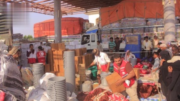 توزيع مواد إيوائية وغذائية لـ354 أسرة عائدة إلى الدريهمي في الحديدة