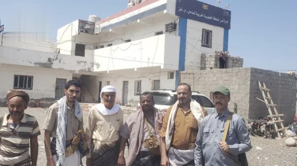 وكيلا محافظة تعز يطل عان على سير العمل ومستوى الأداء الإداري والأمني في المخاء