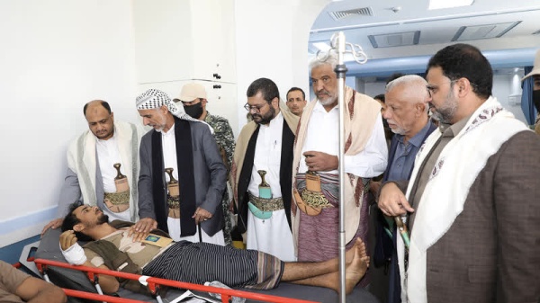 العلامة مفتاح يتفقد أحوال المصابين والجرحى في المستشفى العسكري العلامة مفتاح يتفقد أحوال المصابين والجرحى في المستشفى العسكري