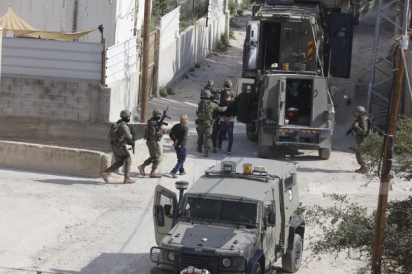 العدو الصهيوني يعتقل 7 فلسطينيين وي بعد اثنين عن القدس والأقصى