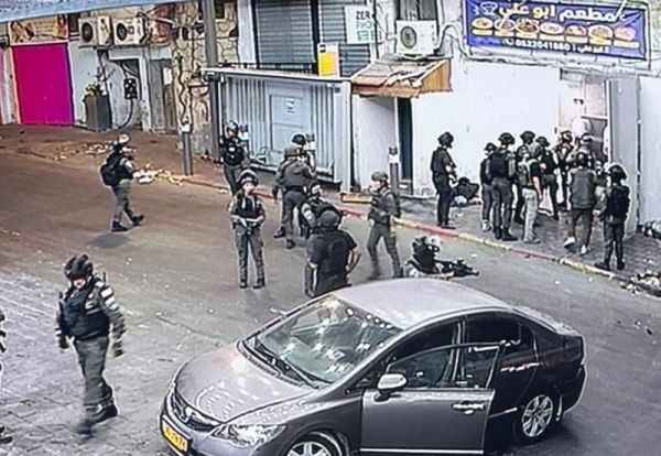 العدو الصهيوني يحتجز متضامنا أجنبيا ويقتحم بلدات في رام الله والقدس
