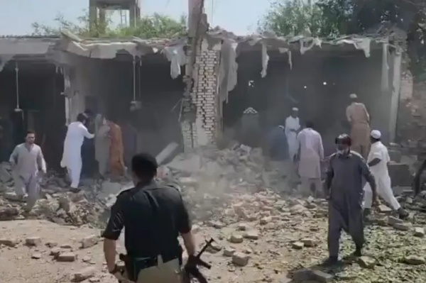مقتل 21 شخصا وإصابة 78 بتفجير انتحاري داخل مسجد في باكستان مقتل 21 شخصا وإصابة 78 بتفجير انتحاري داخل مسجد في باكستان