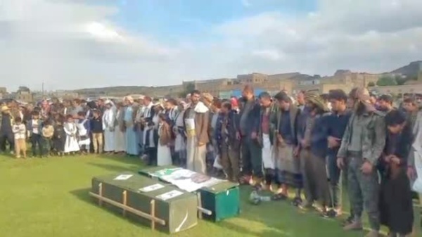 تشييع جثماني الشهيدين علي وسام علاو في البيضاء تشييع جثماني الشهيدين علي وسام علاو في البيضاء