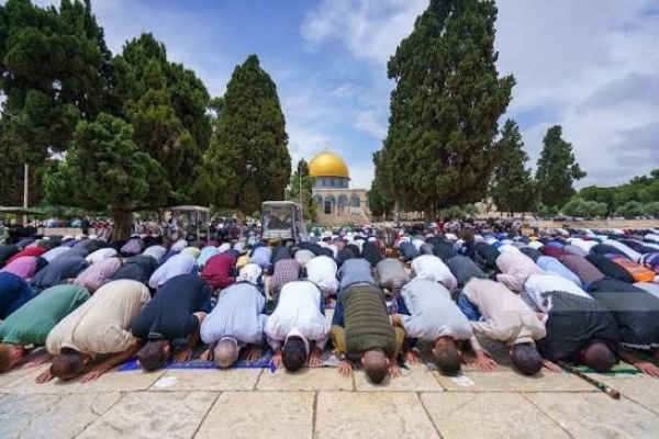 عشرات آلاف الفلسطينيين يؤدون صلاة الجمعة في المسجد الأقصى المبارك