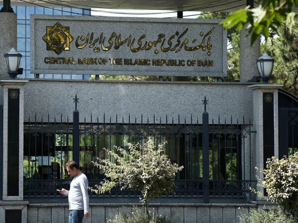 الريال الإيراني يهبط إلى مستوى قياسي أمام الدولار الريال الإيراني يهبط إلى مستوى قياسي أمام الدولار