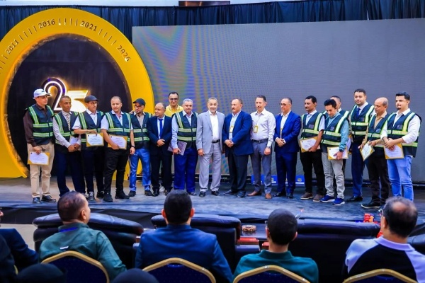 الامانة رئيس مجلس إدارة إقليم اليمن بمجموعة هائل سعيد أنعم وشركاه يلتقي العمال والكفاءات الشابة ويكر م قدامى الموظفين والشركات المتميزة الامانة رئيس مجلس إدارة إقليم اليمن بمجموعة هائل سعيد أنعم وشركاه يلتقي العمال والكفاءات الشابة ويكر م قدامى الموظفين والشركات المتميزة