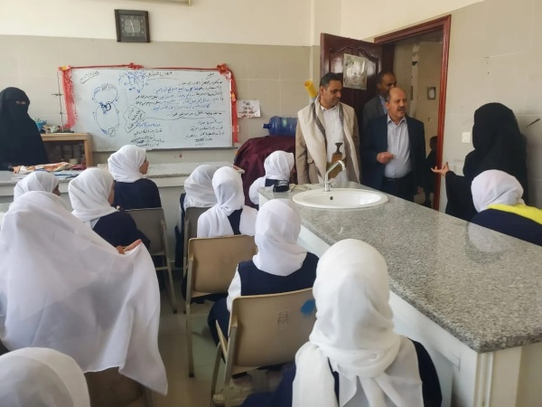 صنعاء نائب وزير الاقتصاد يزور مؤسسة الرحمة لرعاية اليتيمات