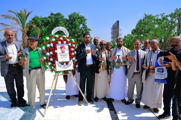 صنعاء قيادة وكوادر وزارة الشباب والرياضة يزورون أضرحة شهداء الوطن في ميدان السبعين