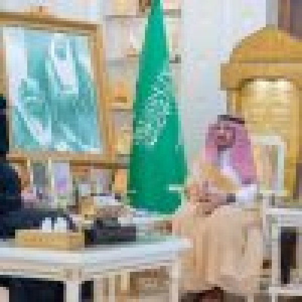 تسل م تقريرها السنوي عن عام 2025 أمير القصيم يستقبل مديرة الأحوال المدنية بالمنطقة