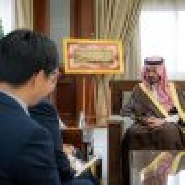 ناقشا الموضوعات ذات الاهتمام المشترك أمير المدينة المنورة يستقبل القنصل العام لكوريا في جدة ناقشا الموضوعات ذات الاهتمام المشترك أمير المدينة المنورة يستقبل القنصل العام لكوريا في جدة