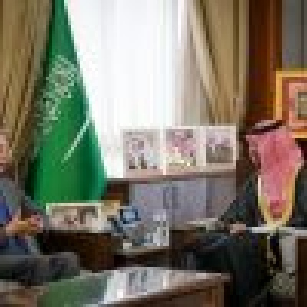 استعرضا عدد ا من المواضيع ذات الاهتمام المشترك أمير منطقة المدينة المنورة يستقبل القنصل العام لجمهورية الصين