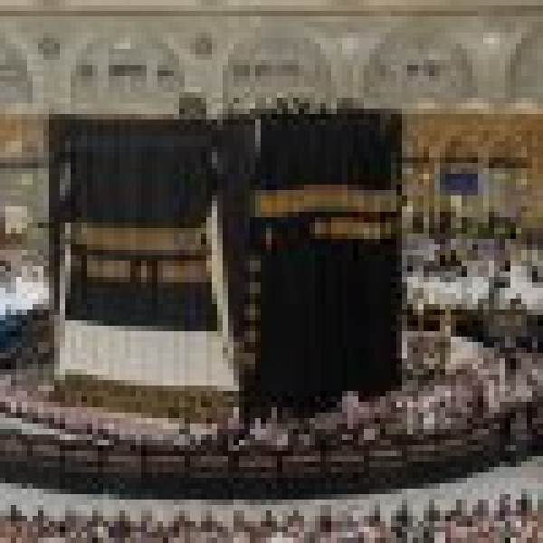 بأيدي 150 صانع ا سعودي ا الكعبة المشرفة تتزين بكسوتها الجديدة لعام 1448هـ في مشهد يجسد عناية المملكة بالمقدسات بأيدي 150 صانع ا سعودي ا الكعبة المشرفة تتزين بكسوتها الجديدة لعام 1448هـ في مشهد يجسد عناية المملكة بالمقدسات