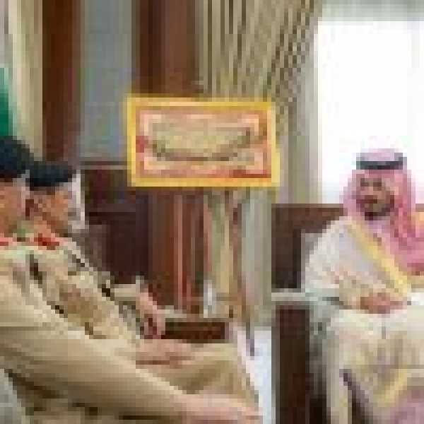 أمير المدينة المنورة يستقبل قائد حرس الحدود بالمنطقة ومساعده