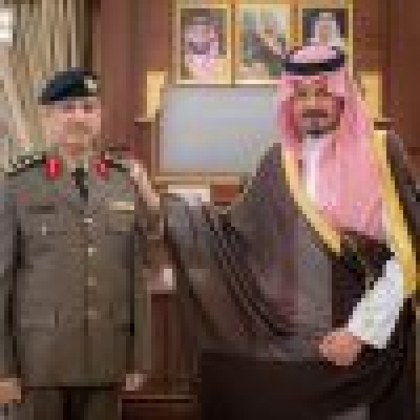 أمير المدينة المنورة يقل د وكيل الإمارة للشؤون الأمنية ومدير إدارة الاستقبال والمراسم رتبتيهما الجديدتين