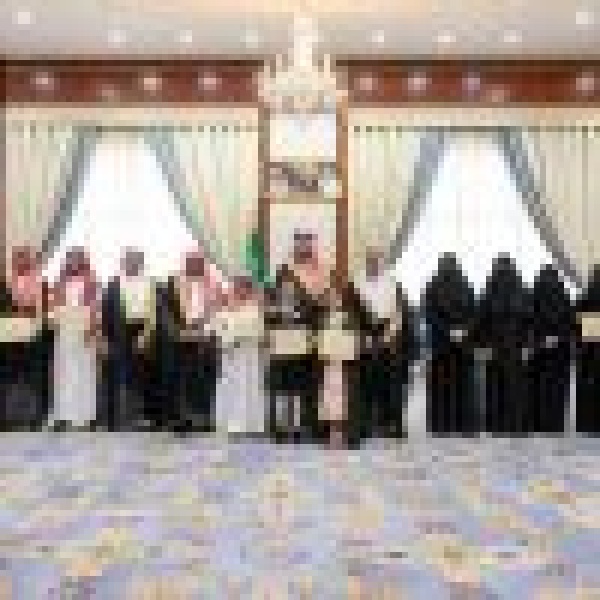 أمير المدينة المنورة يكر م الفائزين بجائزة المواطنة المسؤولة وبرنامج صيتاثون