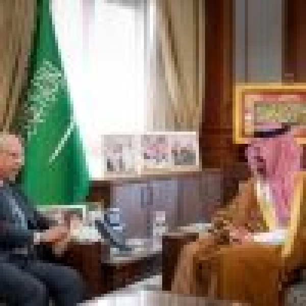 ناقشا الموضوعات ذات الاهتمام المشترك أمير المدينة المنورة يستقبل السفير الموريتاني ناقشا الموضوعات ذات الاهتمام المشترك أمير المدينة المنورة يستقبل السفير الموريتاني