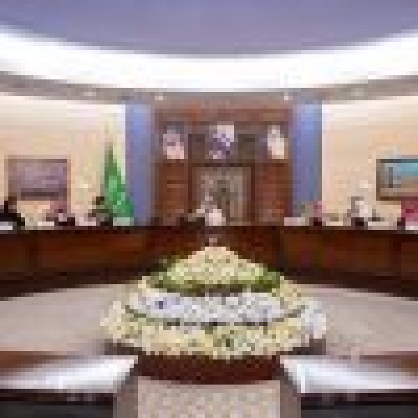استعرض خطط الجهات الحكومية ذات العلاقة بسوق العمل أمير القصيم يرأس اجتماع اللجنة العليا للتوطين بالمنطقة استعرض خطط الجهات الحكومية ذات العلاقة بسوق العمل أمير القصيم يرأس اجتماع اللجنة العليا للتوطين بالمنطقة