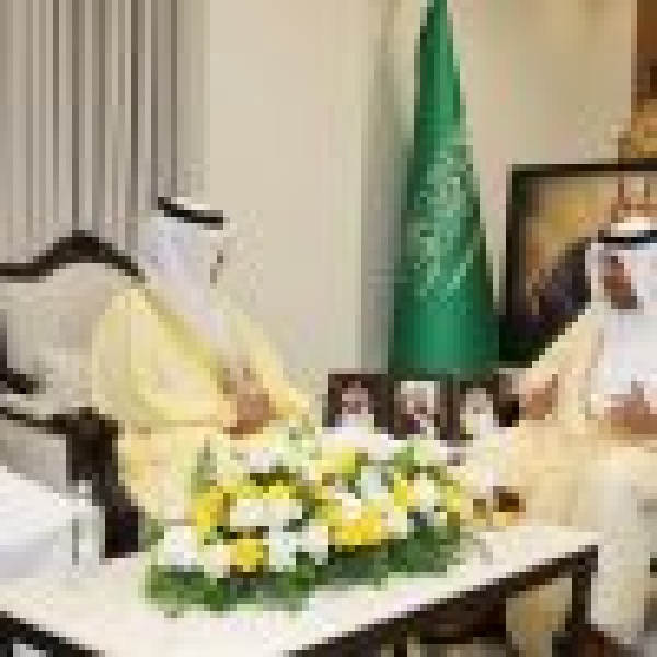 استمع لأبرز مؤشرات أدائه وإنجازاته أمير نجران يستقبل مدير البريد السعودي سبل بالمنطقة استمع لأبرز مؤشرات أدائه وإنجازاته أمير نجران يستقبل مدير البريد السعودي سبل بالمنطقة