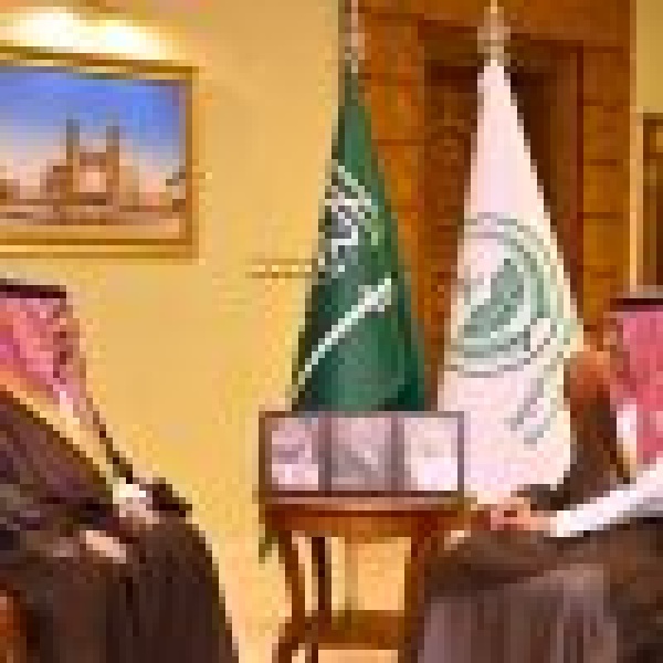 هن أه وتمنى له التوفيق الأمير سعود بن جلوي يستقبل أمين جدة بمناسبة تعيينه حديث ا