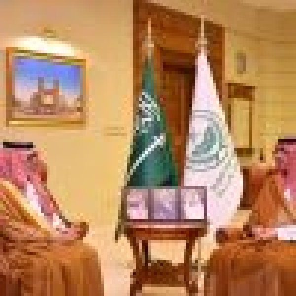 استمع لمبادراته الهادفة للارتقاء بالمحتوى الإعلامي محافظ جدة يستقبل مدير فرع هيئة الصحفيين بالمحافظة استمع لمبادراته الهادفة للارتقاء بالمحتوى الإعلامي محافظ جدة يستقبل مدير فرع هيئة الصحفيين بالمحافظة