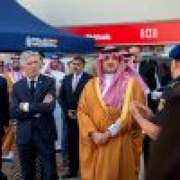 وزير الداخلية يزور وحدة الرقابة التنظيمية في ملعب طيران الرياض ميتروبوليتانو ويط لع على منظومة أمن الفعاليات الرياضية وزير الداخلية يزور وحدة الرقابة التنظيمية في ملعب طيران الرياض ميتروبوليتانو ويط لع على منظومة أمن الفعاليات الرياضية