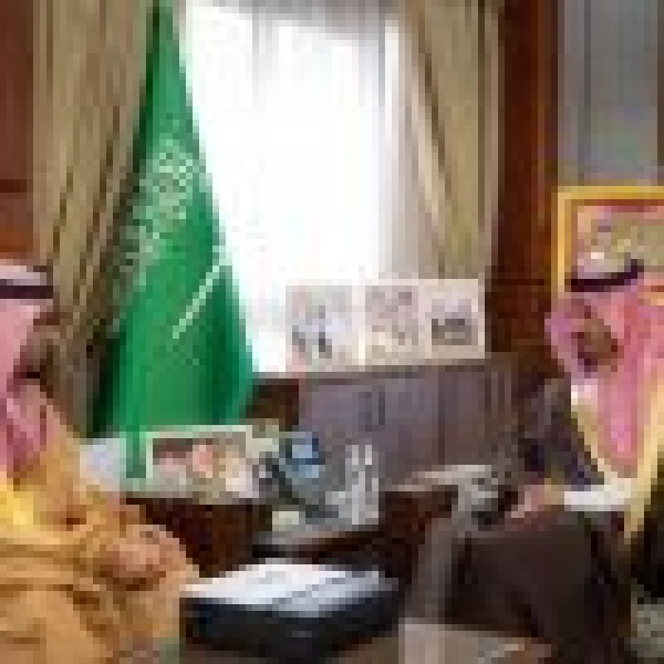 استعرض تقريره السنوي لعام 2025 أمير المدينة المنورة يستقبل مدير البريد السعودي بالمنطقة استعرض تقريره السنوي لعام 2025 أمير المدينة المنورة يستقبل مدير البريد السعودي بالمنطقة