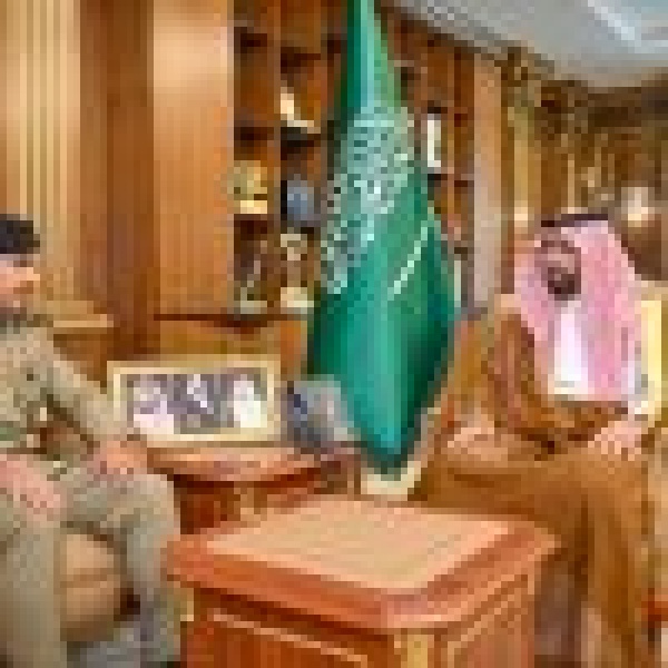 تسل م تقريرها الإحصائي لعام 1447هـ أمير جازان يستقبل قائد قوة أمن المنشآت بالمنطقة تسل م تقريرها الإحصائي لعام 1447هـ أمير جازان يستقبل قائد قوة أمن المنشآت بالمنطقة
