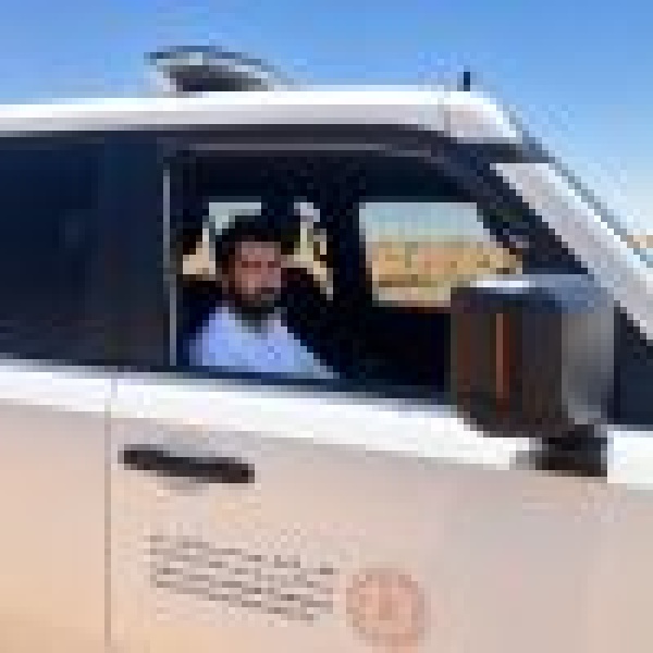 العثور على مفقود بعد يومين من فقدانه بمنطقة صحراوية وعرة بنطاق محمية الإمام تركي بن عبدالله الملكية العثور على مفقود بعد يومين من فقدانه بمنطقة صحراوية وعرة بنطاق محمية الإمام تركي بن عبدالله الملكية