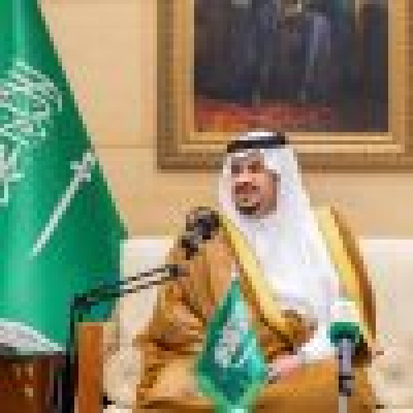نائب أمير الرياض يكر م 69 طالب ا وطالبة لتحقيقهم العلامة الكاملة في الجانب العلمي والتحصيلي على مستوى المنطقة