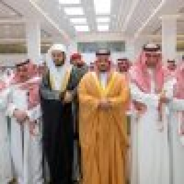 نائب أمير منطقة الرياض يؤدي صلاة الميت على سليمان العباد