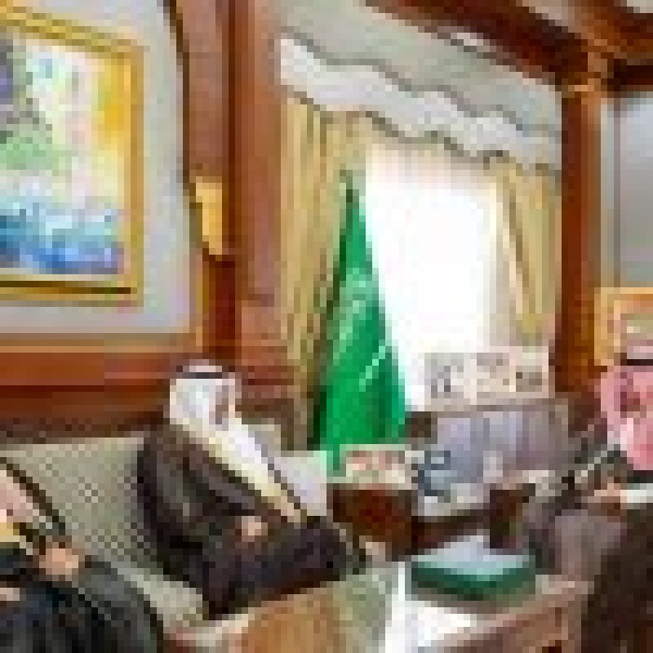 أمير المدينة المنورة يستقبل مدير فرع صندوق التنمية الزراعية بالمنطقة أمير المدينة المنورة يستقبل مدير فرع صندوق التنمية الزراعية بالمنطقة