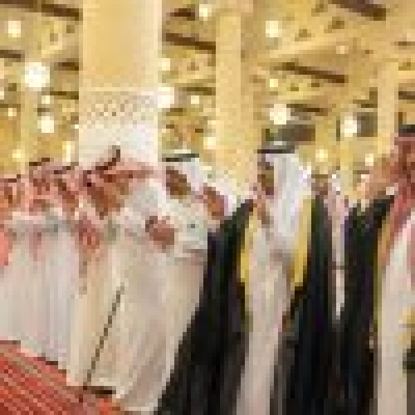نائب أمير منطقة الرياض يؤدي صلاة الميت على والدة الأمير حمود بن سعود بن عبدالعزيز