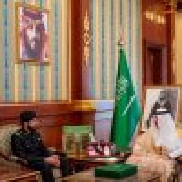 نائب أمير المدينة المنورة يستقبل مدير مركز العمليات الأمنية الموحدة بالمنطقة نائب أمير المدينة المنورة يستقبل مدير مركز العمليات الأمنية الموحدة بالمنطقة