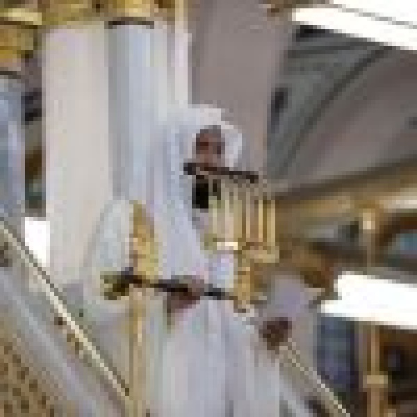 إمام وخطيب المسجد النبوي الشيخ عبدالله البعيجان حافظوا على الفرائض والواجبات لتنالوا السعادة إمام وخطيب المسجد النبوي الشيخ عبدالله البعيجان حافظوا على الفرائض والواجبات لتنالوا السعادة
